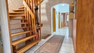 EG - Flur & Treppe - Attraktives Ein-/(Zwei)familienhaus in idyllischer Lage von Röttenbach, mit Garagen und großem Garten!