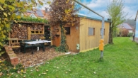 Aussen - Hütte u Sitzgruppe - Attraktives Ein-/(Zwei)familienhaus in idyllischer Lage von Röttenbach, mit Garagen und großem Garten!
