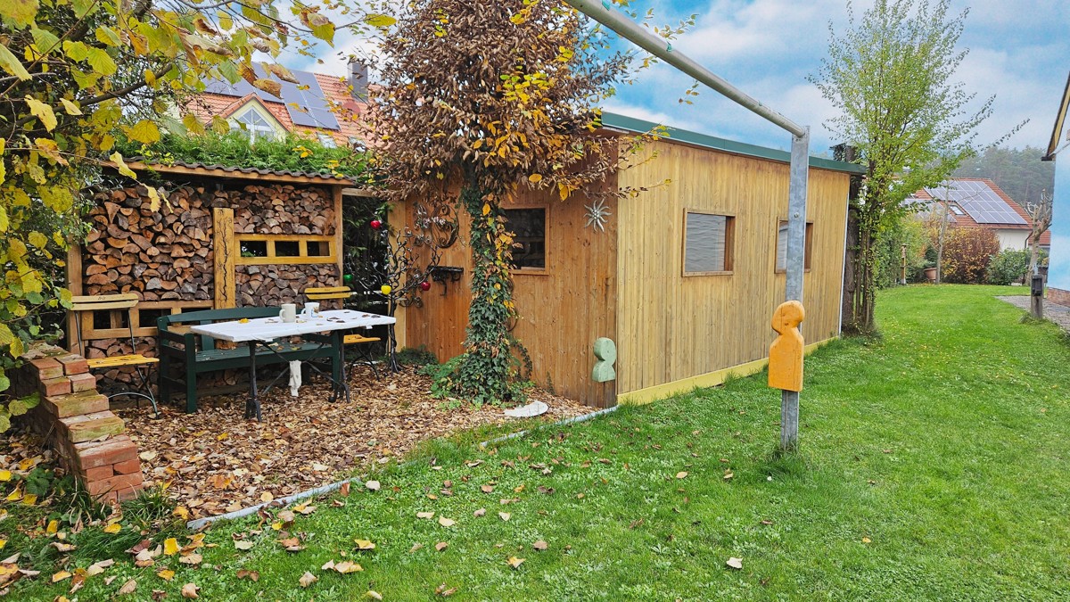 Aussen - Hütte u Sitzgruppe
