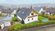 Luftbild_a - Attraktives Ein-/(Zwei)familienhaus in idyllischer Lage von Röttenbach, mit Garagen und großem Garten!