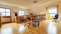 DG - Atelier - Attraktives Ein-/(Zwei)familienhaus in idyllischer Lage von Röttenbach, mit Garagen und großem Garten!