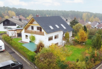 Attraktives Ein-/(Zwei)familienhaus in idyllischer Lage von Röttenbach, mit Garagen und großem Garten!, 91187 Röttenbach, Einfamilienhaus