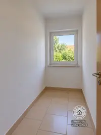 KI-aufgeräumt-Vorratsraum mit Fenster