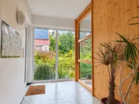Heller Eingangsbereich mit Glasfront