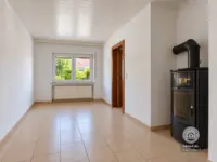 KI-aufgeräumt-Esszimmer mit Ofen