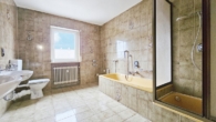 EG-Bad - 1 Wohnung im EG mit großem Garten und Garage ist frei, 3 Fam. Haus 270 m² WFl., gute Lage von Schwabach