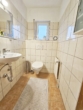 1OG-WC - 1 Wohnung im EG mit großem Garten und Garage ist frei, 3 Fam. Haus 270 m² WFl., gute Lage von Schwabach