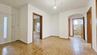 EG-Diele - 1 Wohnung im EG mit großem Garten und Garage ist frei, 3 Fam. Haus 270 m² WFl., gute Lage von Schwabach