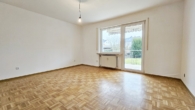 EG-Schlafzimmer - 1 Wohnung im EG mit großem Garten und Garage ist frei, 3 Fam. Haus 270 m² WFl., gute Lage von Schwabach