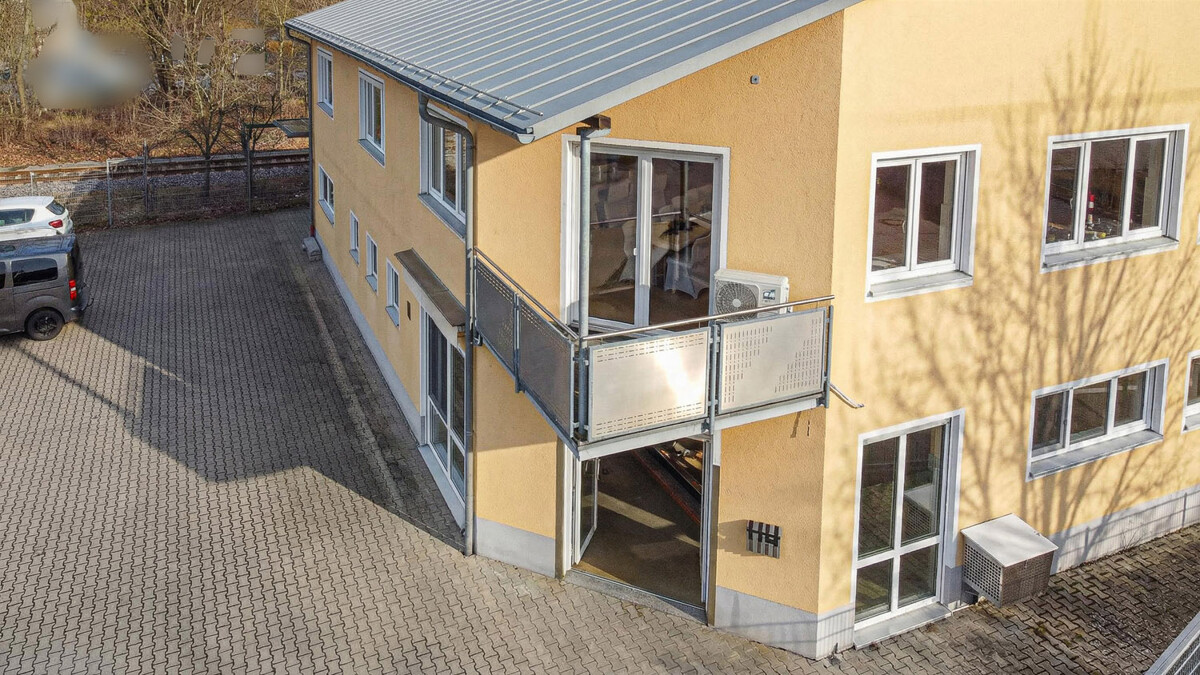 Luftbild-Ansicht Balkon und Eingang Laden_ausgeblendet