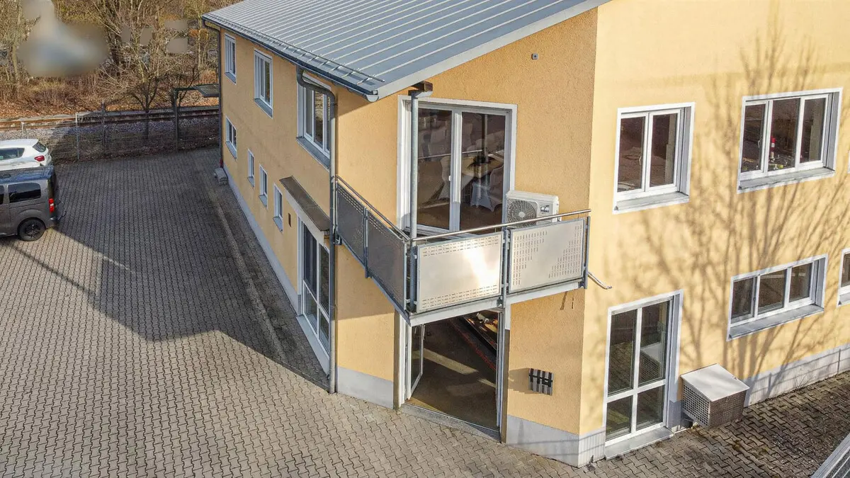 Luftbild-Ansicht Balkon und Eingang Laden_ausgeblendet