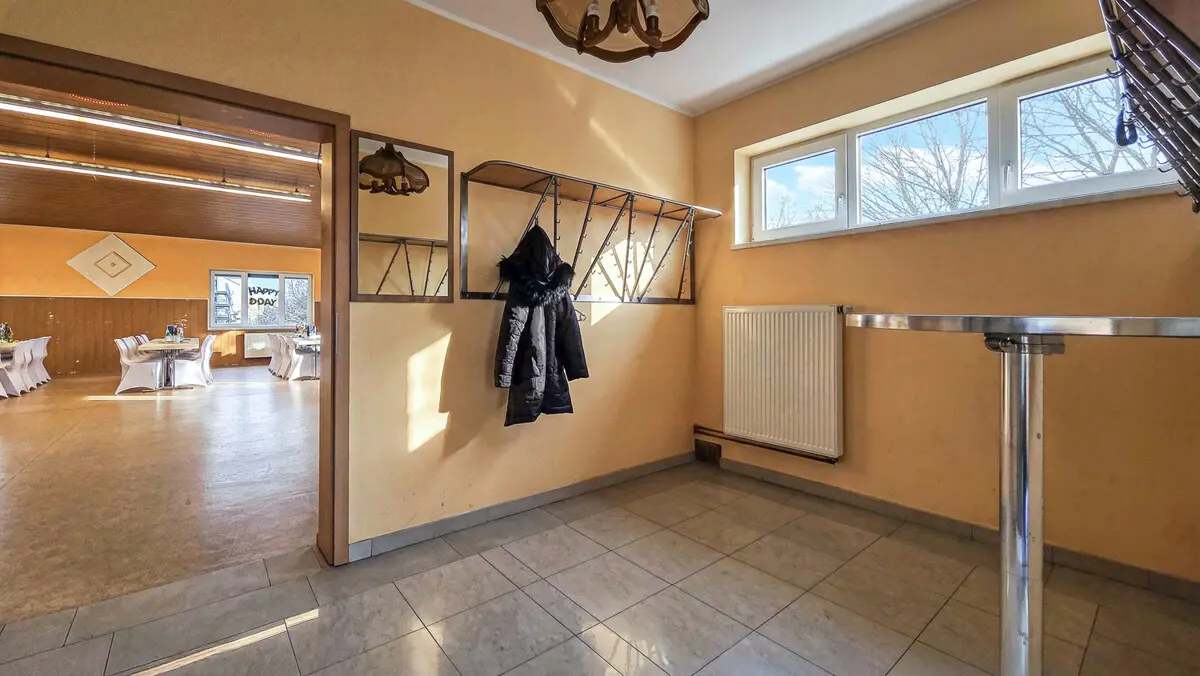 OG-Saal-Windfang-Garderobe