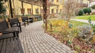 Innenhof-Herbstimpression 1 - Schönes Seniorenappartment mit Balkon in zentrumsnähe von Nürnberg!