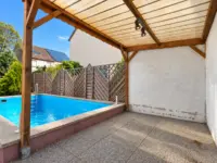 Gemauerter Pool mit Pergola