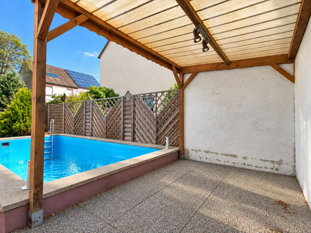 Gemauerter Pool mit Pergola