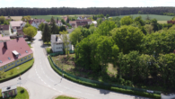 Luftbild-Strassenflucht-links - Herrliches Baugrundstück im fränkischen Seenland am See! Ab ca. 425m² für Ihr Traumhaus!