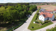 Luftbild-Strassenflucht-rechts - Herrliches Baugrundstück im fränkischen Seenland am See! Ab ca. 425m² für Ihr Traumhaus!