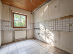 EG-Küche - Familienglück mit Südgarten & 2 Garagen und Atelier/Studio – DHH in bester Wohnlage von Wendelstein!