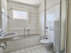 Tageslichtbad mit Dusche - Lichtdurchflutete 2-Zimmer-Wohnung in Top-Wohnlage mit Balkon und TG-Stellplatz-neuwertig!