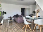 Wohnzimmer_2 - PROVISIONSFREI! – 4 Zi.-Maisonette-Wohnung mit Balkon-NEUWERTIG! 94m² WNFl