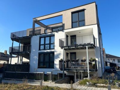 Lichtdurchflutete 4-Zimmer-Neubauwohnung mit Süd-Loggia, Aufzug & Stellplatz-provisionsfrei!, 90513 Zirndorf, Etagenwohnung