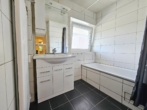 Badezimmer - 5 min zur U-bahn! – 3-Zi Wohnung mit Balkon & Stellplatz in zentrumsnaher Lage von Nürnberg