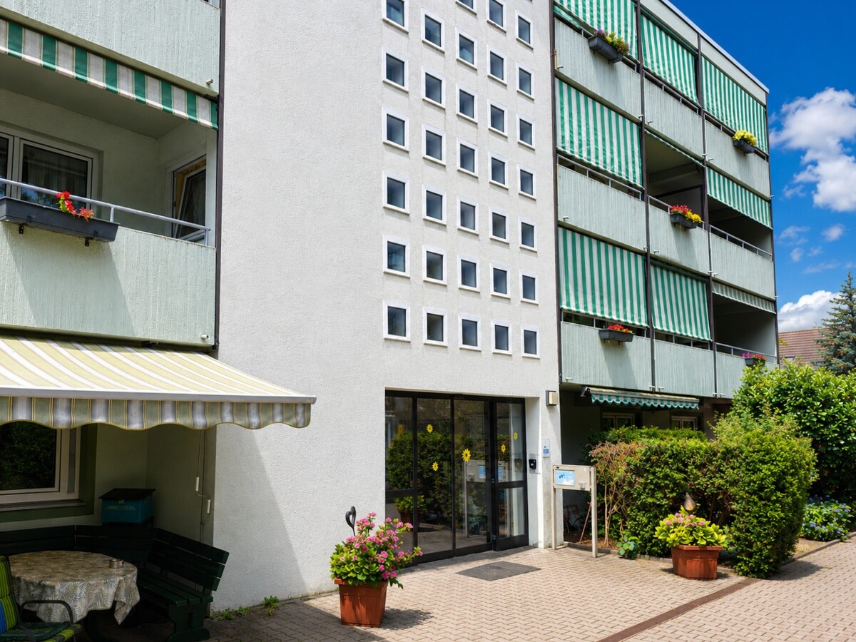 Gebäude Ostflanke-Eingang