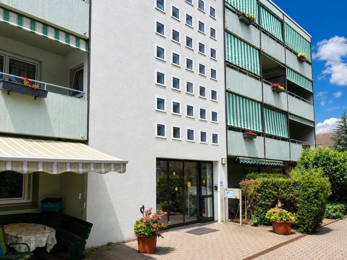 Gebäude Ostflanke-Eingang