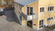 Luftbild-Ansicht Balkon und Eingang Laden_ausgeblendet - Eigener Eventbetrieb + Produktion + Wohnen–komplett ausgestattete Gewerbeimmobilie zum Durchstarten!